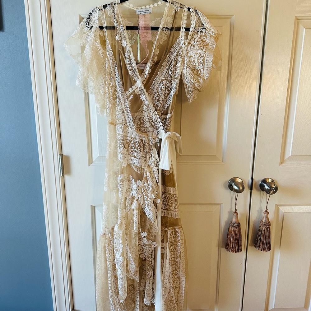 Chic Designer Nude & White Lace High Low Lace Wrap Dress